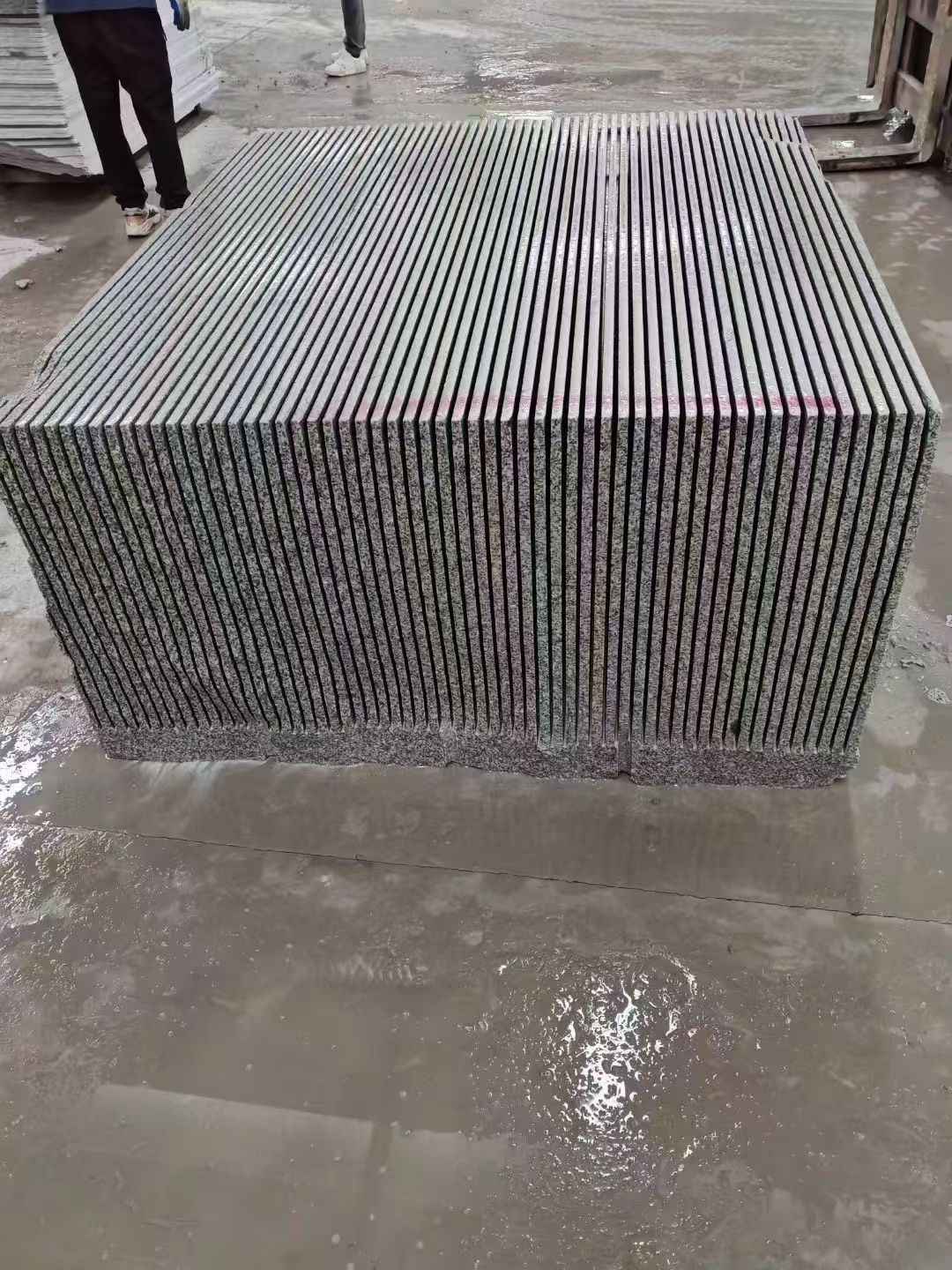 汉中芝麻白毛板荒料切割